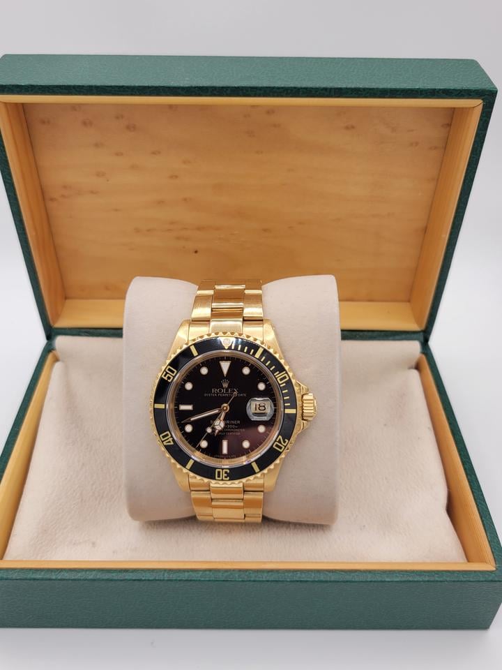 Submariner Date automatic luxury watch with black dial and yellow gold bracelet